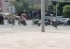 Ya no le alcanzó para pagarle a la cariñosa, lo detienen y sus amigos hacen manifestación para que lo dejen libre