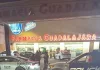 Asalto en farmacia termina en disparos; una mujer queda gravemente herida
