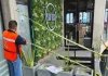 Cristal cae desde niveles superiores y suspenden parte de plaza comercial