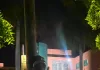 Lo dejaron emplayado a un poste, presuntamente mutilado de los dedos y con un mensaje