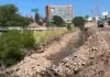 Trabajadores de la obra de gobierno del estado en Glorieta de la Familia rompen tubería e inundan de aguas negras a la zona