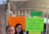 Padres toman primaria para exigir regreso de directora y dos maestras